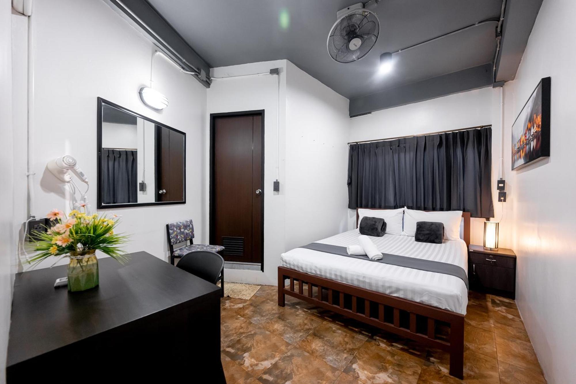 Vibes Hostel Bangkok Exteriör bild