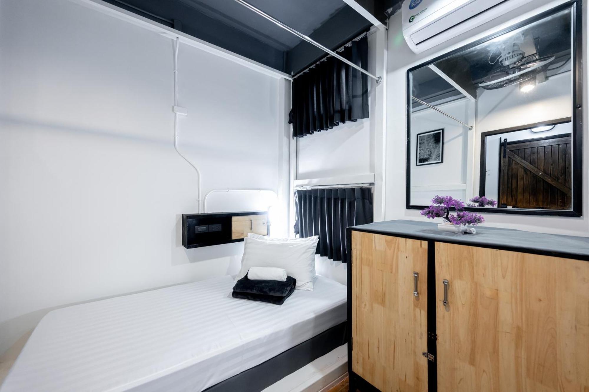 Vibes Hostel Bangkok Exteriör bild