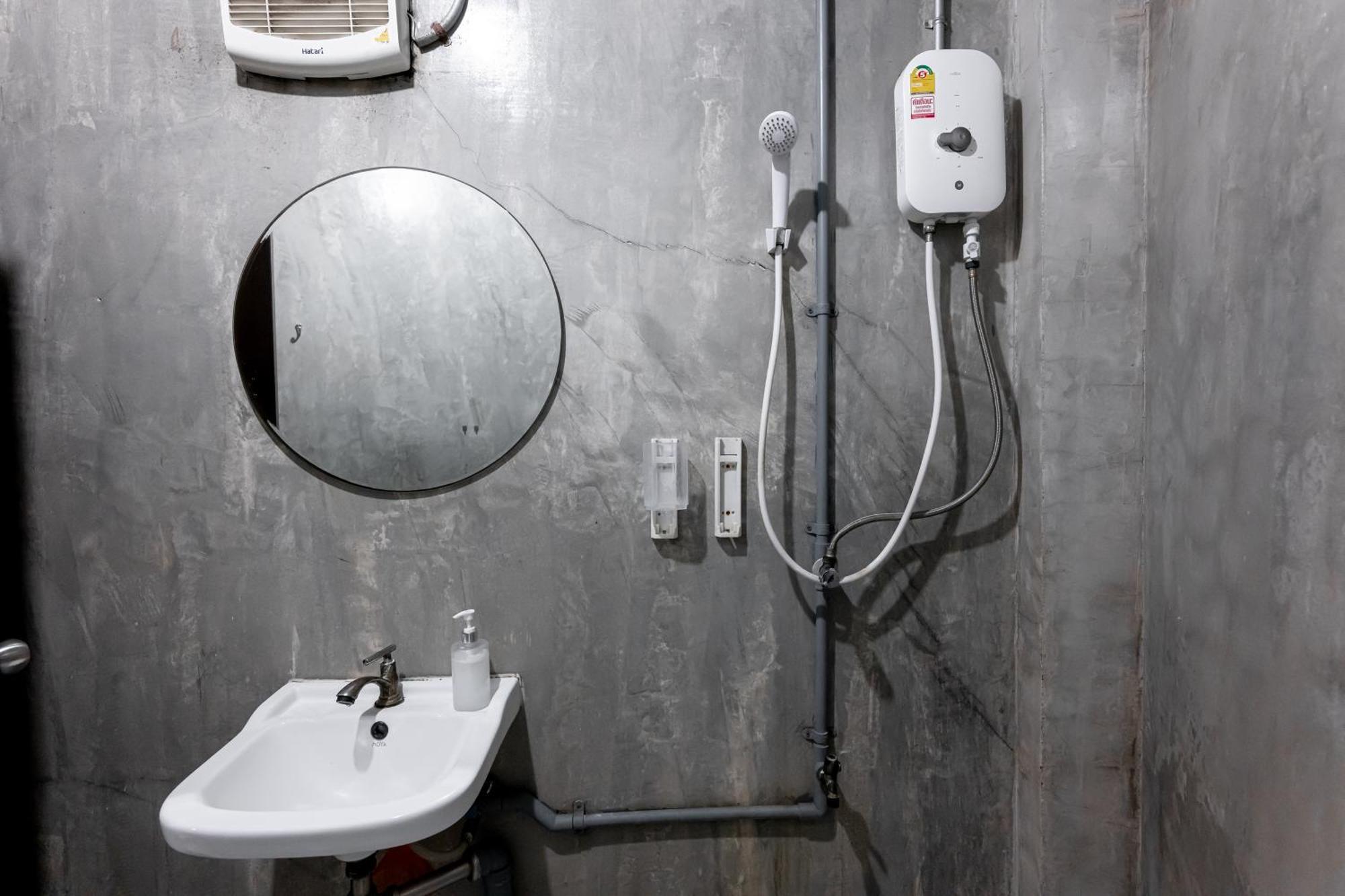 Vibes Hostel Bangkok Exteriör bild