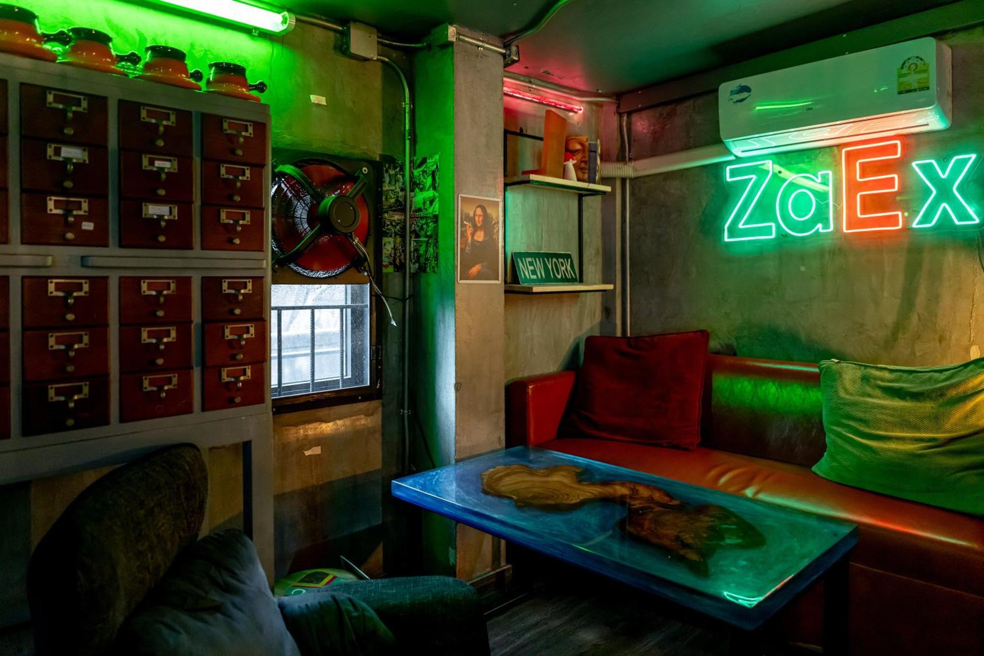 Vibes Hostel Bangkok Exteriör bild